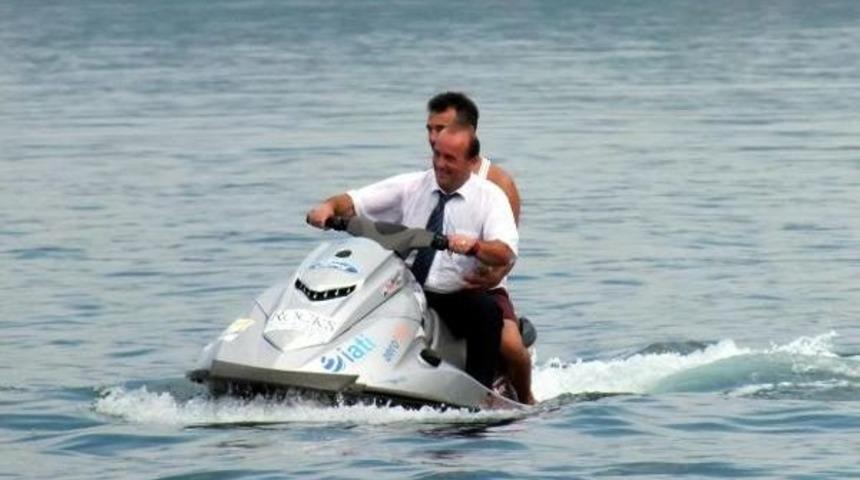 Belediye Başkanı, Takım Elbiseyle Jet-Ski'ye Bindi