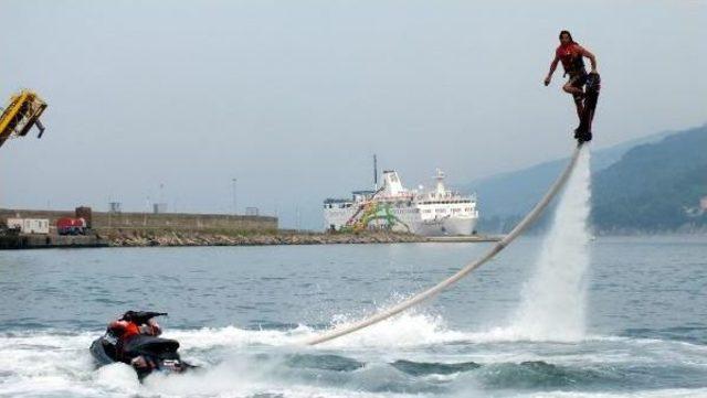 Belediye Başkanı, Takım Elbiseyle Jet-Ski'ye Bindi