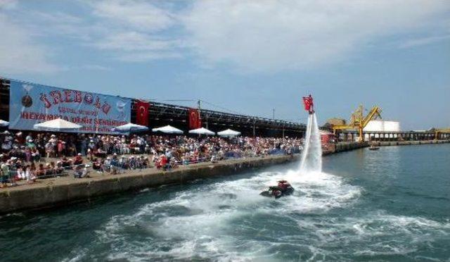 Belediye Başkanı, Takım Elbiseyle Jet-Ski'ye Bindi