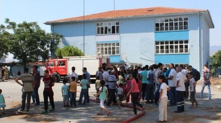 İzmir&rsquo;de Tarihi Okul Yangını