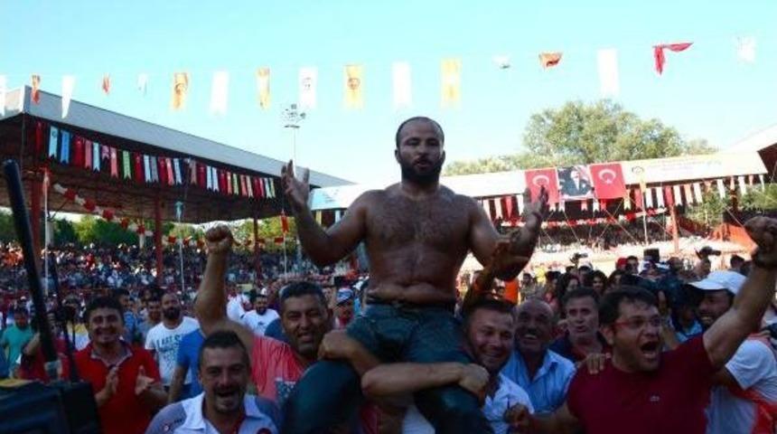 Altın Kemeri Yeni Doğan &Ccedil;ocuğuna Armağan Etti