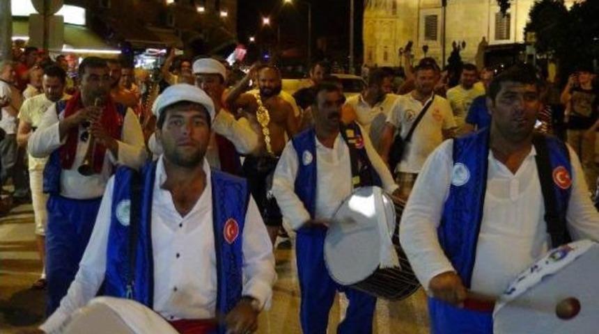 Başpehlivan Okulu'nun Hamam Y&uuml;r&uuml;y&uuml;ş&uuml;nde Caddeler Tıkandı