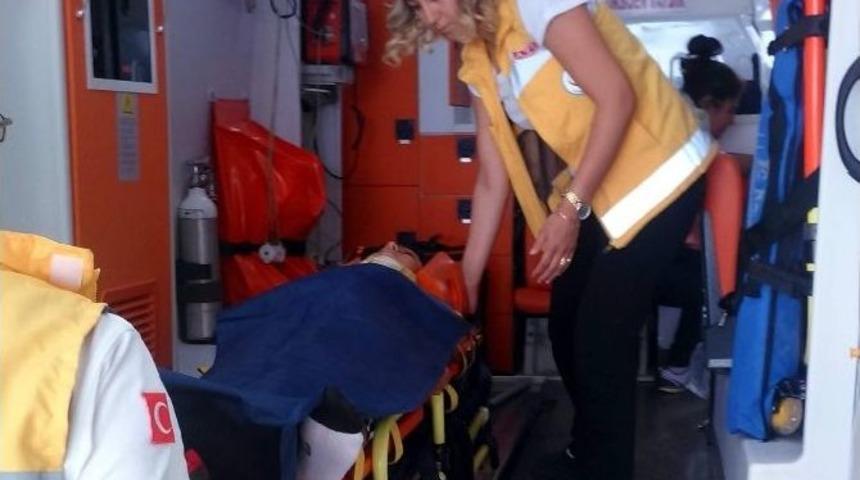 Adıyaman&rsquo;da Otomobil Şarampole Yuvarlandı: 3 Yaralı