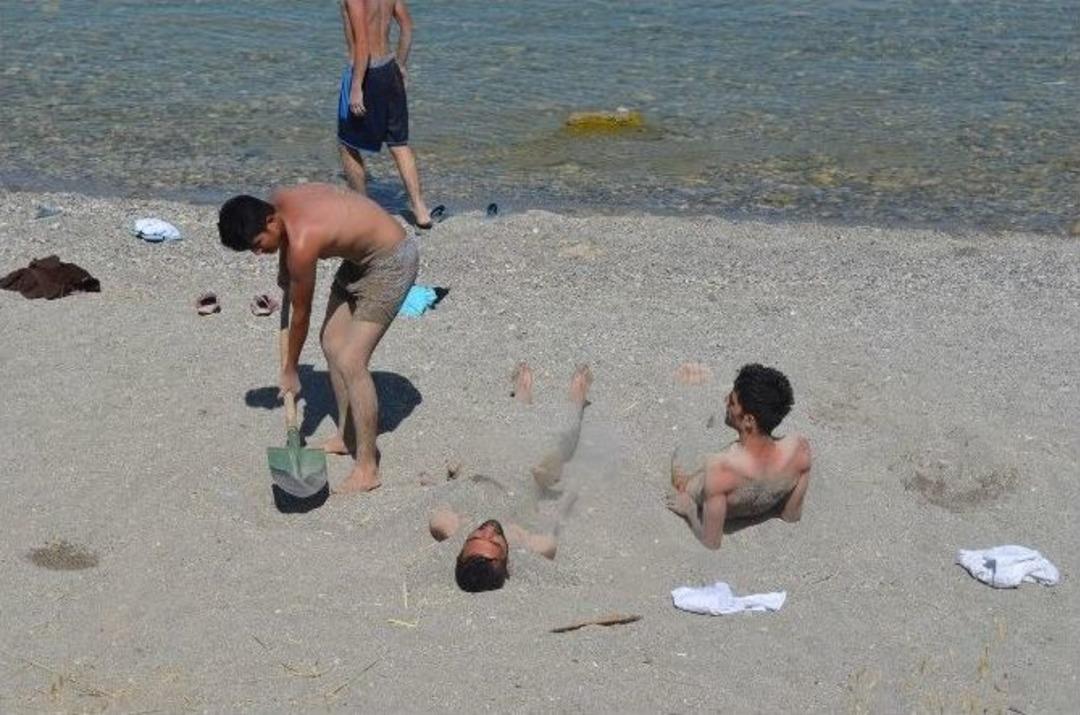 Van G&ouml;l&uuml; Sahilleri Dolup Taştı