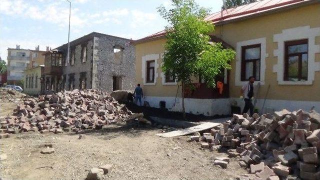 Kars Belediyesi Kaldırım Ve Asfalt Çalımalarını Sürdürüyor