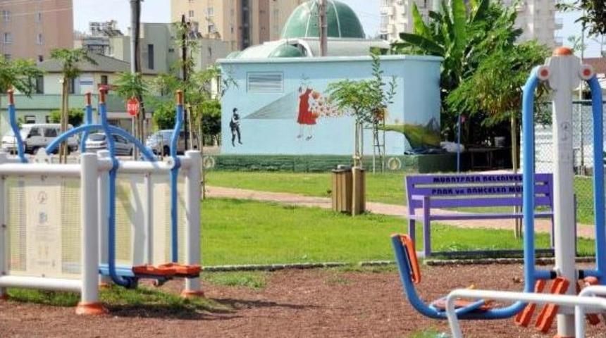 Parktaki Trafoda 'kırmızılı Kadın' Resmi Tartışma Yarattı