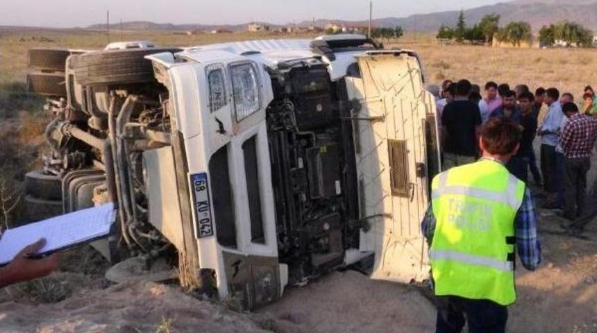 Tır Devrildi; Kabindeki 11 Kişi Yaralandı