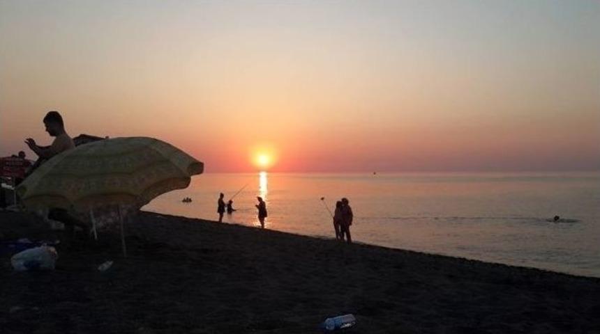 Akçakoca’da Turistler Gün Batımını Fotoğraflamak İçin Nöbet Tuttuyor