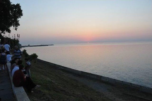 Akçakoca’da Turistler Gün Batımını Fotoğraflamak İçin Nöbet Tuttuyor