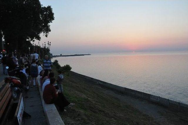 Akçakoca’da Turistler Gün Batımını Fotoğraflamak İçin Nöbet Tuttuyor