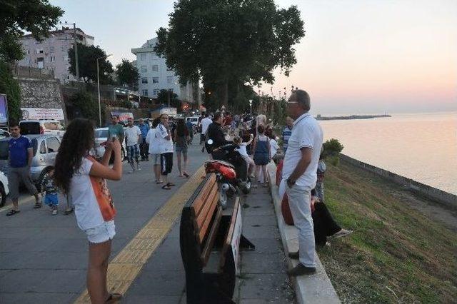 Akçakoca’da Turistler Gün Batımını Fotoğraflamak İçin Nöbet Tuttuyor