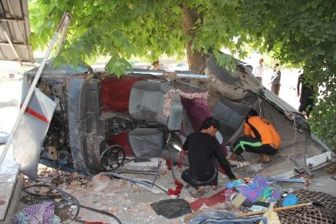 Suriyeli T&uuml;rkmen Aile Parampar&ccedil;a Olan Otomobilden Sağ &Ccedil;ıktı