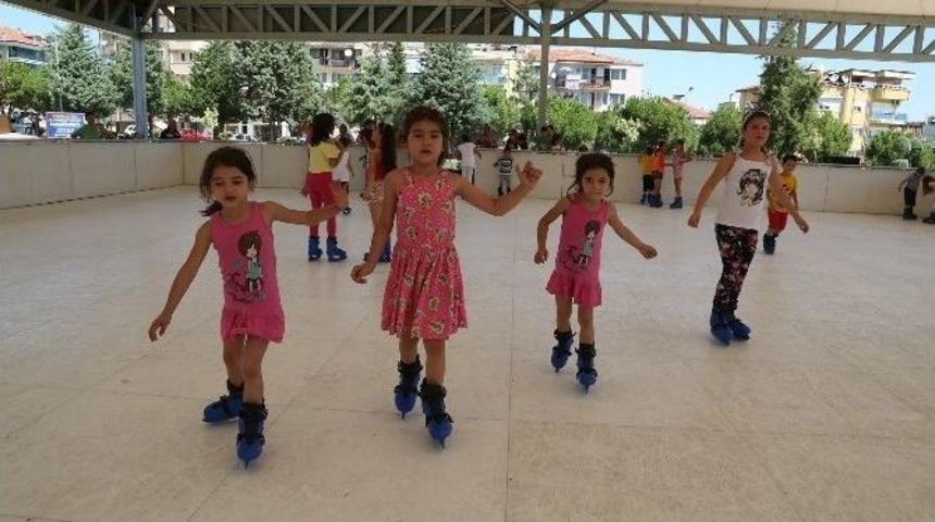 &Ccedil;ocukların Buz Pateni Keyfi
