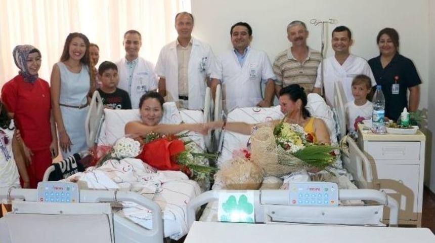 Aynı Kaderi Paylaşan Turistlere S&uuml;rpriz Doğum G&uuml;n&uuml;