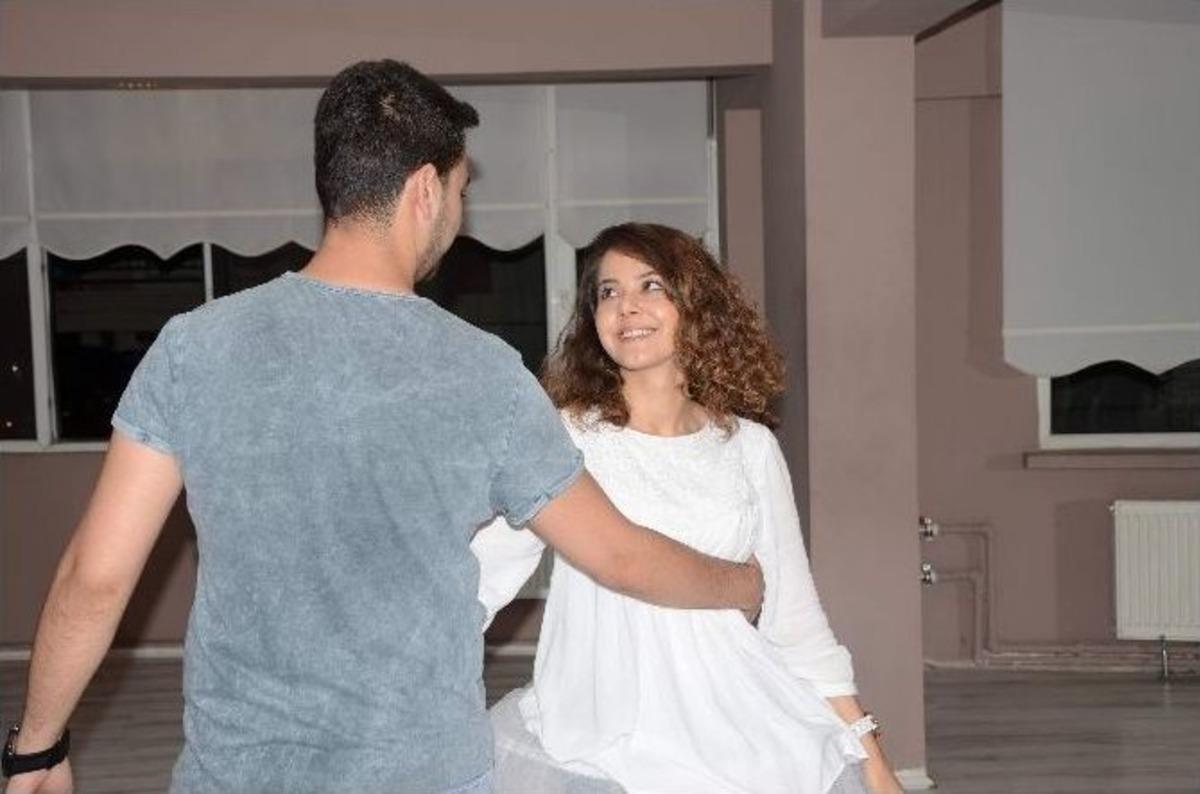 Yeni Evlenecek &Ccedil;iftlere Dans Kursu
