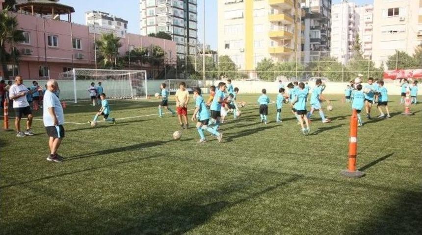 Futbolun Duayenlerinden S&ouml;zl&uuml;&rsquo;ye Futbol Okulları &Ouml;vg&uuml;s&uuml;