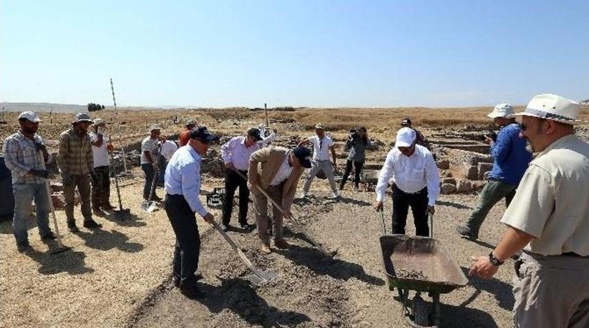 Başkan &Ccedil;elik K&uuml;ltepe&rsquo;de Kazı Yaptı