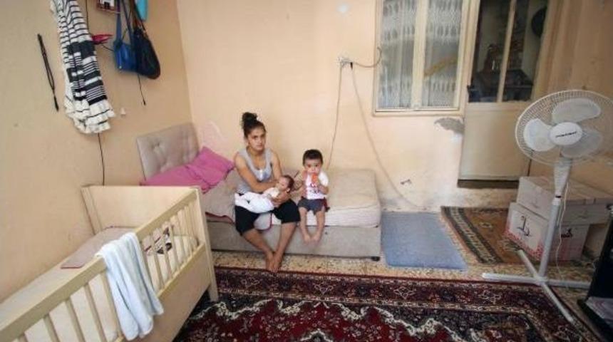 2 Bebeğiyle 20 Metrekarelik Evde Yaşıyor