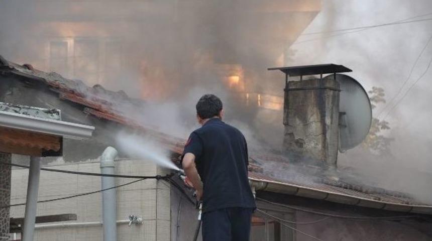Yanan Ahşap Evi İtfaiye Ve Vatandaşlar Birlikte S&ouml;nd&uuml;rd&uuml;