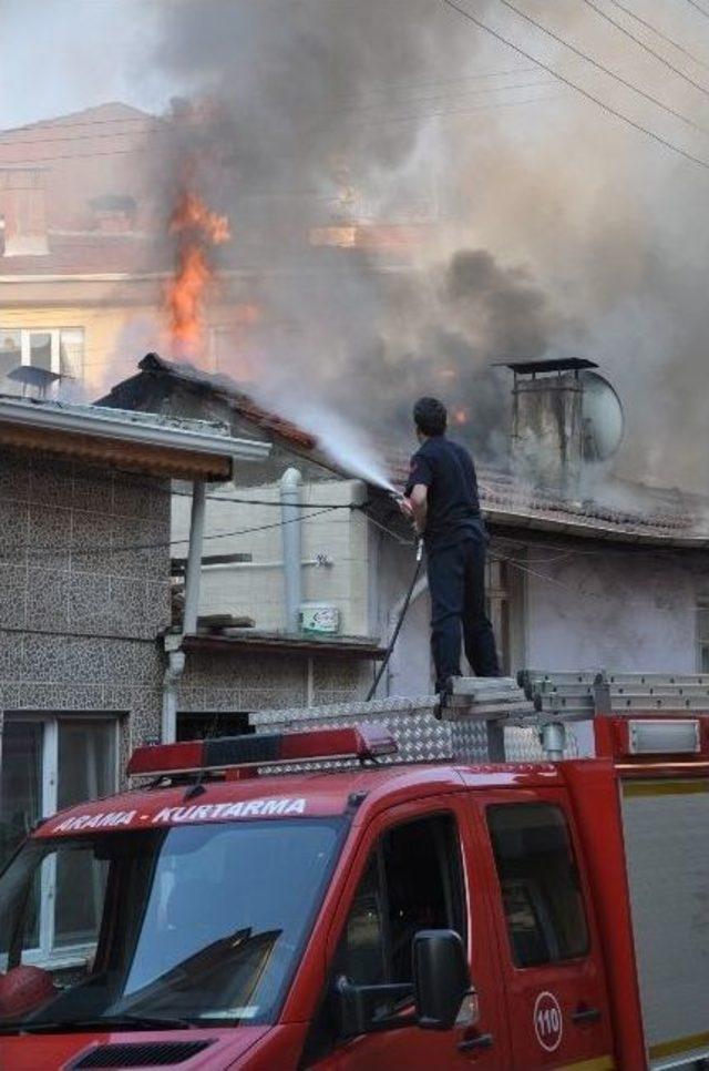 Yanan Ahşap Evi İtfaiye Ve Vatandaşlar Birlikte Söndürdü