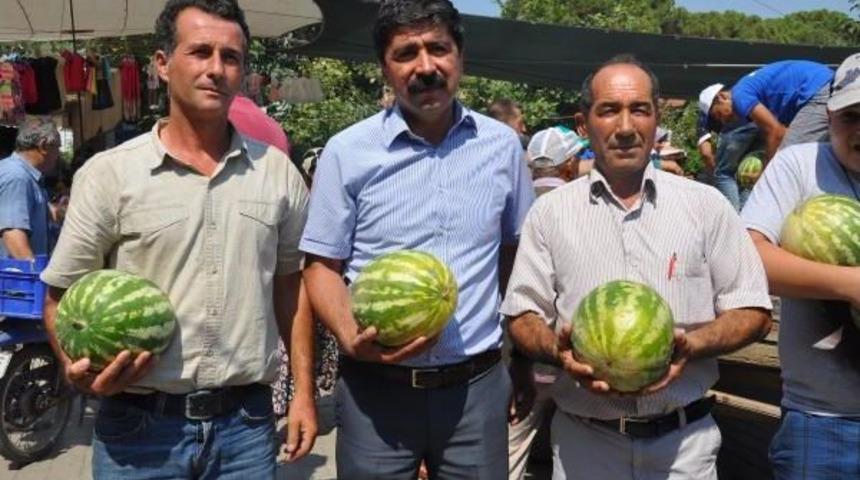 Tarlada Kalan 24 Ton Karpuzu Satın Alıp, Halka &Uuml;cretsiz Dağıttı