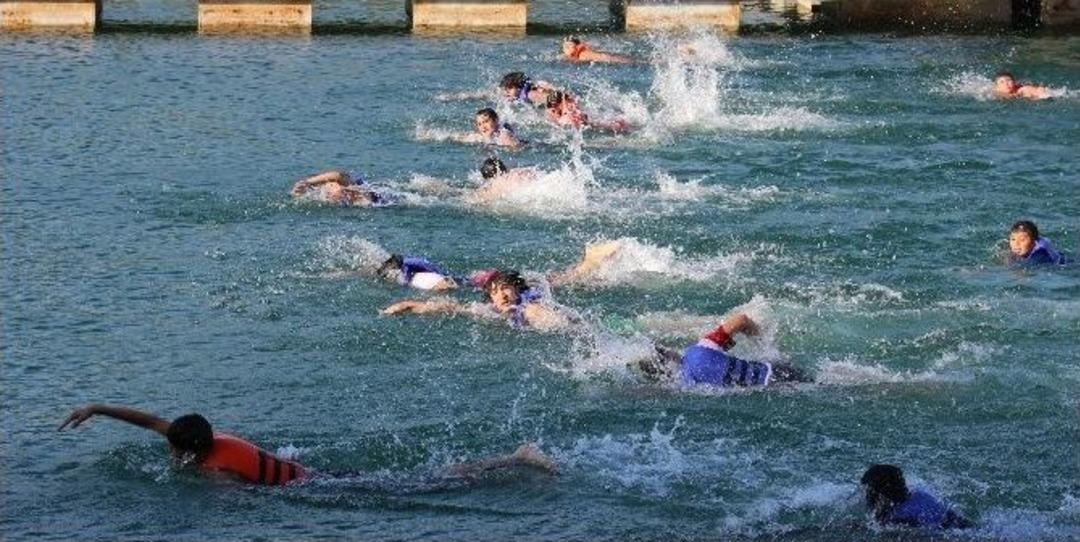 Şelalede Serinliyorlar