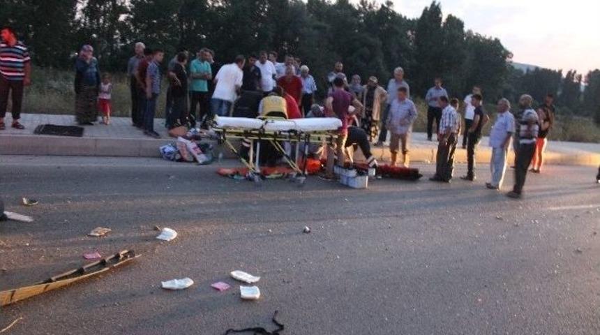 D&uuml;ğ&uuml;ne Giderken Kaza Yaptılar: 6 Yaralı