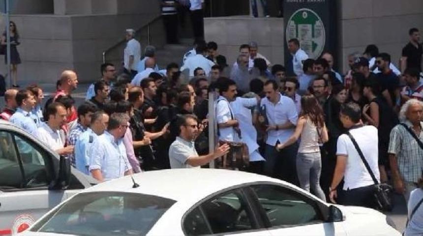 Polis İstanbul Adliyesi &Ouml;n&uuml;nde A&ccedil;ıklama Yapan Gruba M&uuml;dahale Etti