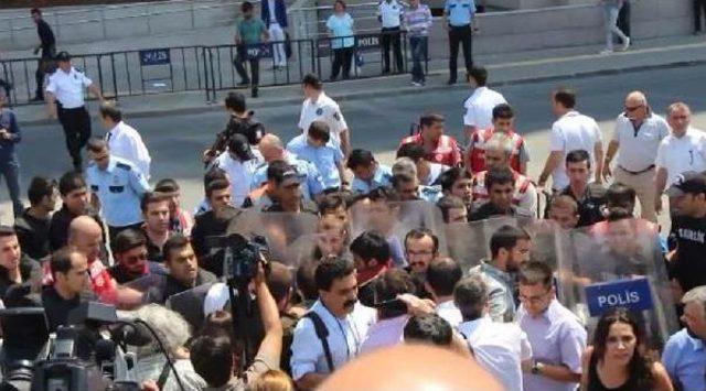 Polis İstanbul Adliyesi Önünde Açıklama Yapan Gruba Müdahale Etti