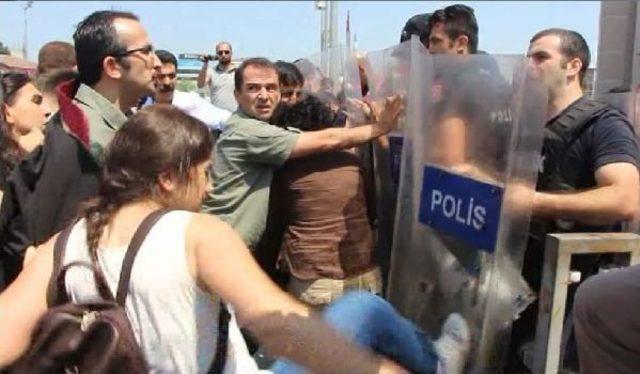 Polis İstanbul Adliyesi Önünde Açıklama Yapan Gruba Müdahale Etti