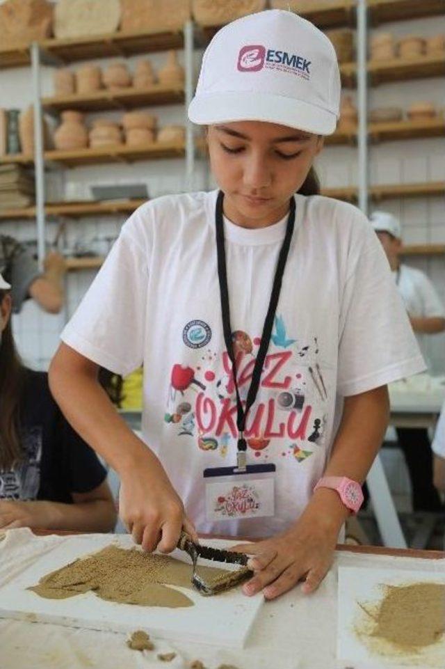 Çocuklar Büyükşehir Yaz Okullarında Seramik Sanatıyla Tanışıyor