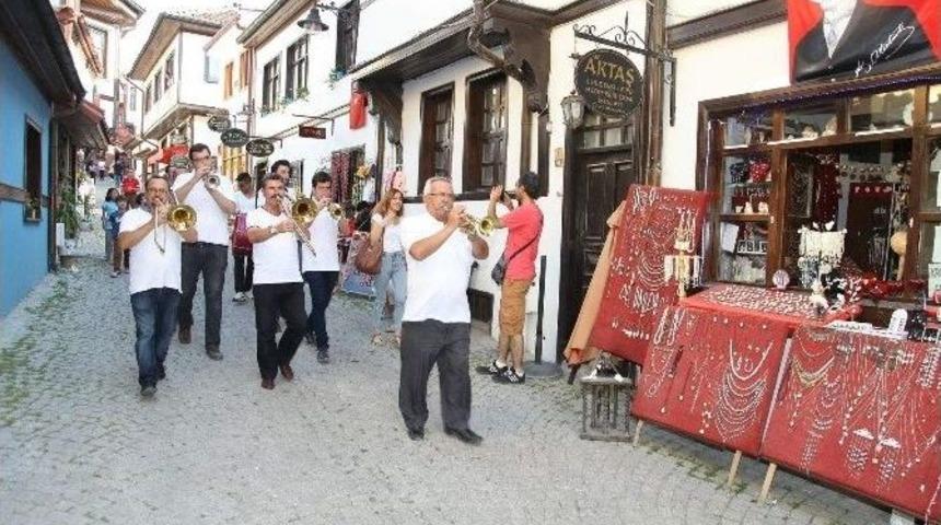 Sokakta M&uuml;zik Var