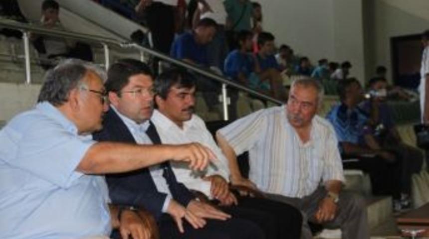 Milletvekili Tun&ccedil;, Tenis M&uuml;sabakalarını İzledi