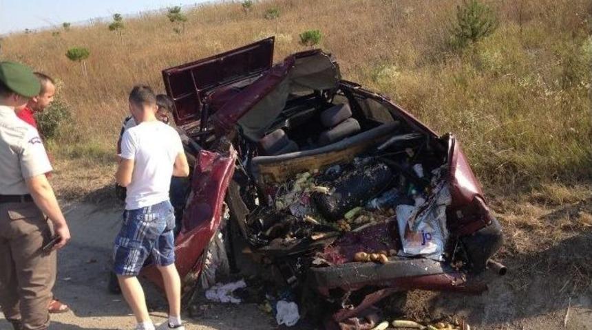 Kamyon Emniyet Şeridindeki Otomobili Bi&ccedil;ti: 1 &Ouml;l&uuml;, 2 Ağır Yaralı