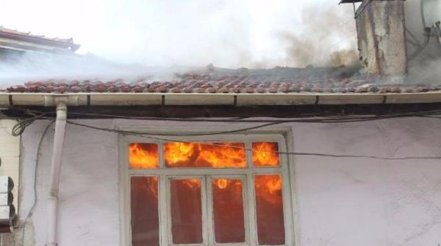 İneg&ouml;l&rsquo;De Iki Katlı Ev Alev Alev Yandı