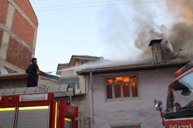 İnegöl’De Iki Katlı Ev Alev Alev Yandı