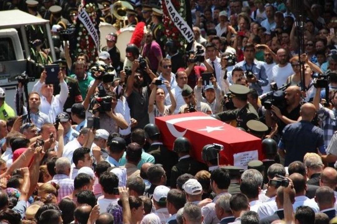 Şehit Babasına El Sallayarak Veda Etti