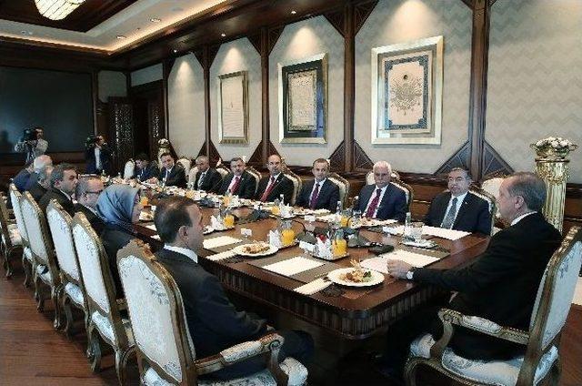 Cumhurbaşkanı Erdoğan, Tbmm Başkanı Yılmaz Ve Beraberindeki Başkanlık Divanı Üyelerini Kabul Etti