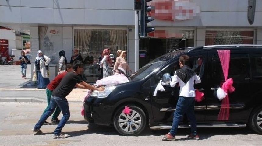 Bahşiş Alabilmek İçin Hayatlarını Tehlikeye Atıyorlar