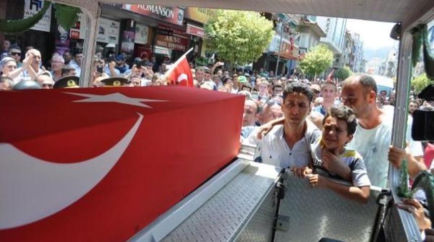 Şehit Astsubay Yavuz'u, Salihli'de Son Yolculuğuna 5 Bin Kişi Uğurladı
