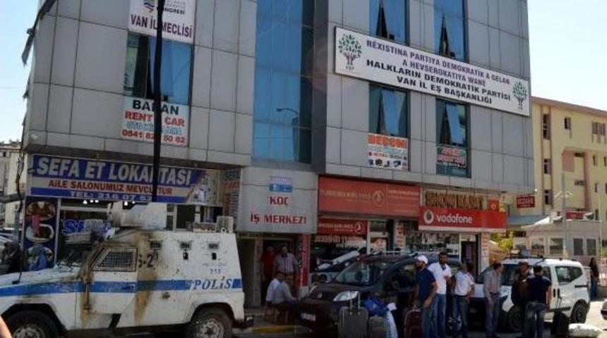 Van'da Hdp Binasına Saldırı Iddiası Polisi Alarma Ge&ccedil;irdi