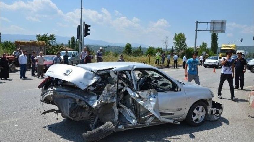 Kırmızı Işıkta Bekleyen Otomobile Otob&uuml;s &Ccedil;arptı: 2 Yaralı