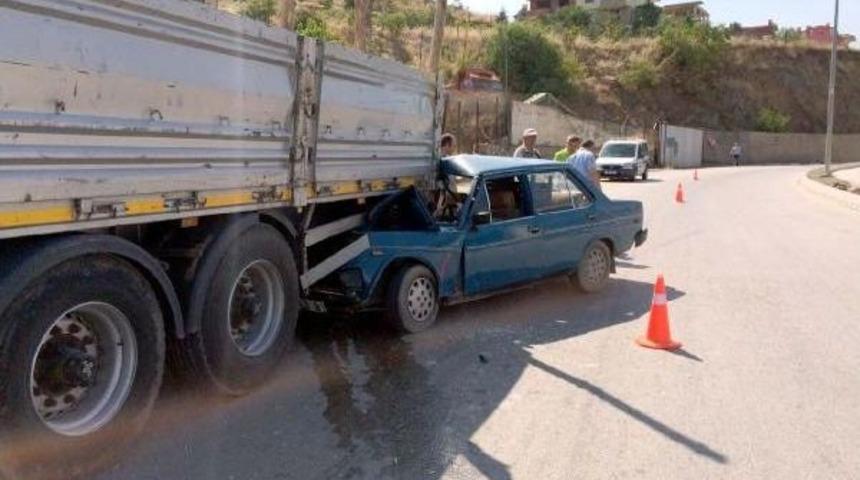 Otomobil Park Halindeki Tır'a &Ccedil;arptı: 2 Yaralı