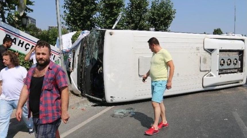 (&ouml;zel Haber) Hızını Alamayan Yolcu Minib&uuml;s&uuml; Direğe &Ccedil;arparak Yan Devrildi