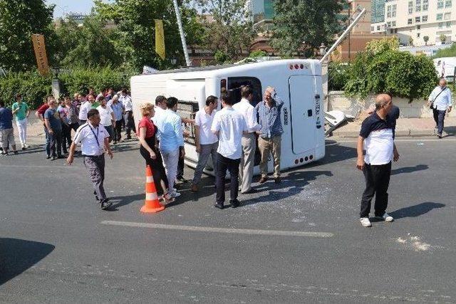 (özel Haber) Hızını Alamayan Yolcu Minibüsü Direğe Çarparak Yan Devrildi