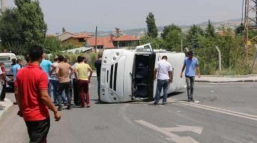 Minib&uuml;s İle Otomobil &Ccedil;arpıştı: 9 Yaralı