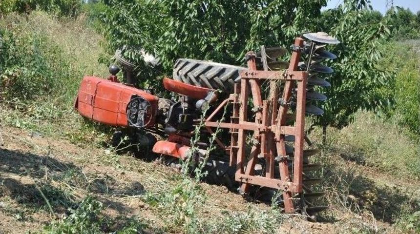 Ters Dönen Traktörün Altında Can Verdi