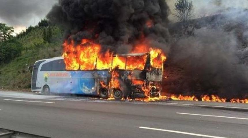 Tem'de Yolcu Otob&uuml;s&uuml;  Alev Alev Yandı