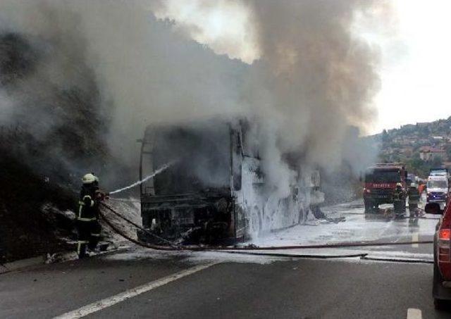 Tem'de Yolcu Otobüsü  Alev Alev Yandı