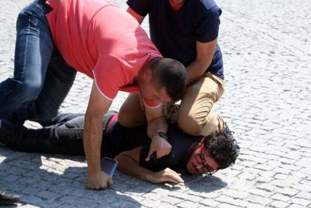 İzmir'de 3 Kişilik Eyleme 4 Gözaltı